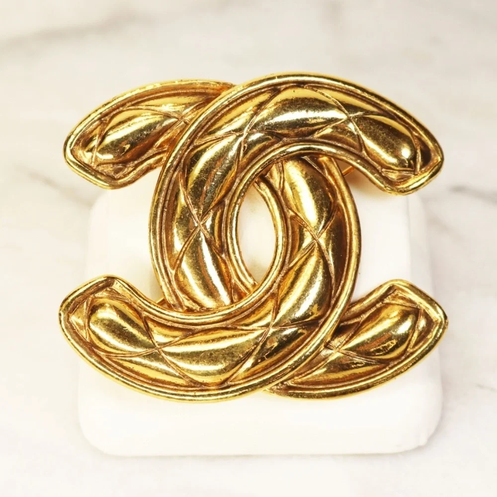 CHANEL CC Logo Quilted Matelasse Brooch Gold Auth w/Box CC Quilted Brooch